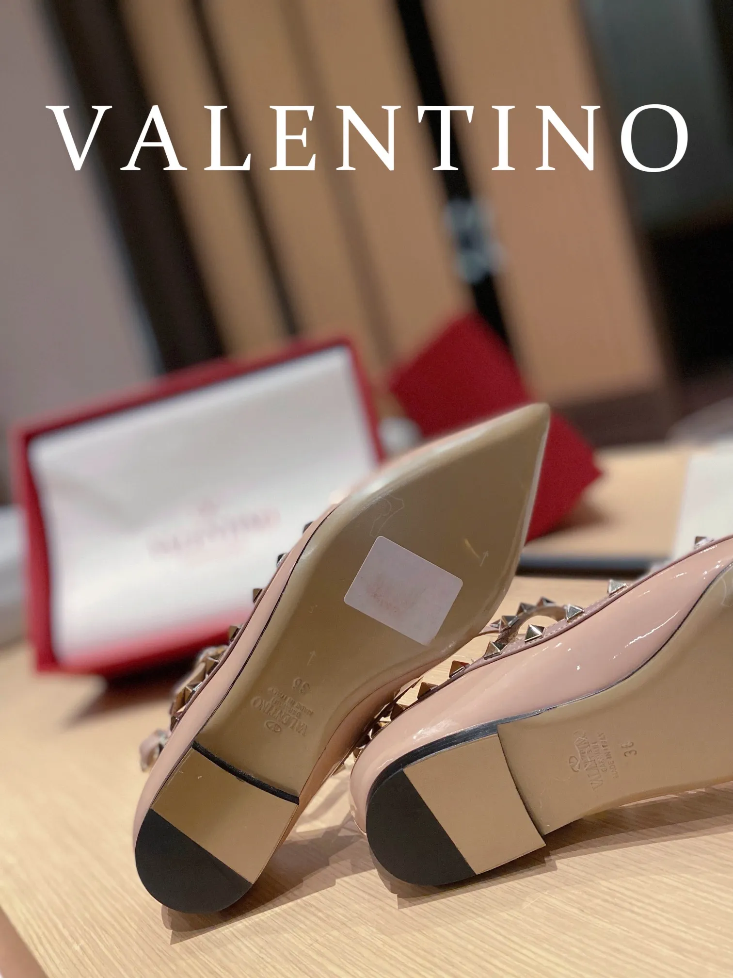 👟👟Ex-factory price👟👟Ex-factory price 560👟👟 Women's shoes, women's clothing 𝙑𝙖𝙡𝙚𝙣𝙩𝙞𝙣𝙤/Valentino𝙑𝙏 🎁Latest colors😍ʚ😊ɞ It has been an Italian national treasure brand since the 1960s. Timeless and deeply rooted in people's hearts❤ Never out of date. One of the must-have items 〰 ɪɴѓᴏʀᴍᴀᴛɪᴏɴ 〰♡ There are many colors for you to choose from💝Original molded electric rivets (non-oxidized) High-end customized imported cowhide➠Mirror patent leather❗️Details in place🆚Exclusive color card💯Comfortable sheepskin lining✅Imported Italian leather outsole🇮🇹 Code number: 35-39 (34.40.41.42) additionally customized♡♡